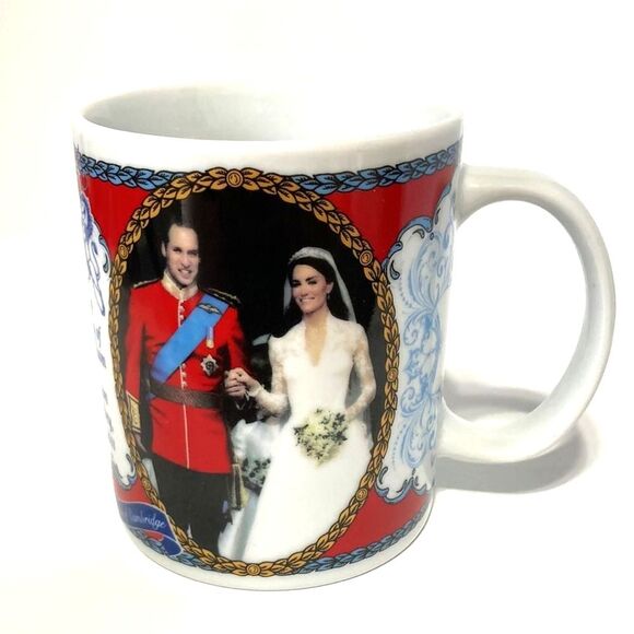 ROYAL WEDDING Prince William Kissing Catherine Kate Middleton Commemorative Mug - Picture 4 of 10